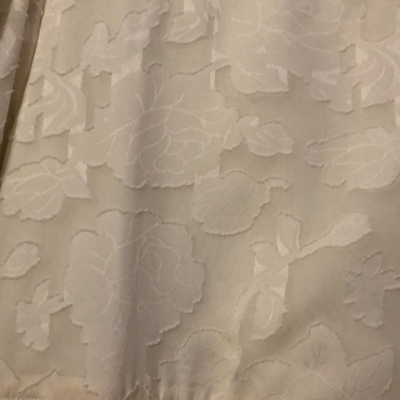 White puff sleeved dress - Picture 2 of 2